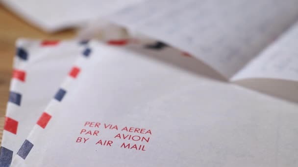 Air Mail Kuvert Brev Med Flera Handskrivna Blad Bokstäver Låg — Stockvideo