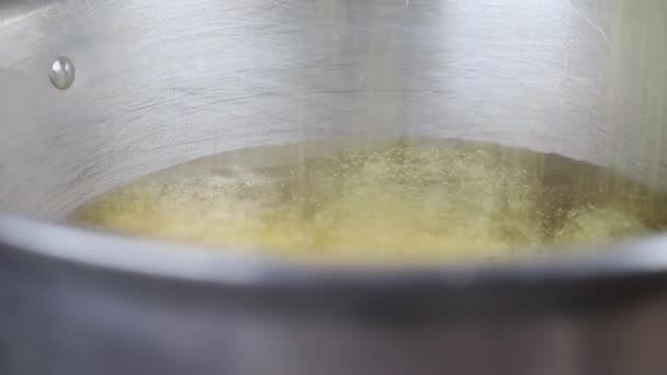 Koka Vatten Grå Gryta Lägg Gul Polenta Gröt Grytan Och — Stockvideo