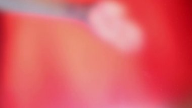 Kanlı kadın eli kırmızı arka plandan ön plandaki cama doğru hareket ediyor, yavaşça elini çek. 