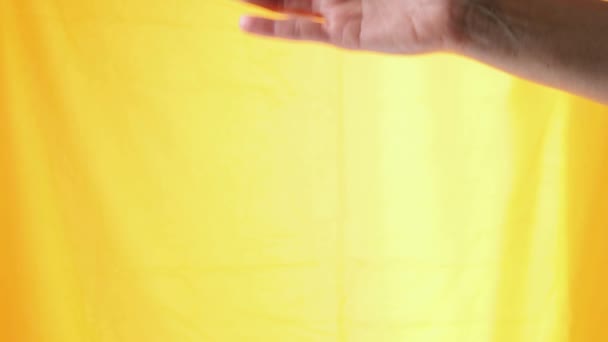 Ontspannen Vrouwelijke Hand Met Handpalm Neer Gericht Gele Achtergrond — Stockvideo
