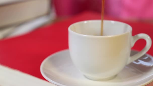 Белая Чашка Кофе Книжке Красной Обложкой Наливание Горячего Кофе Чашку — стоковое видео