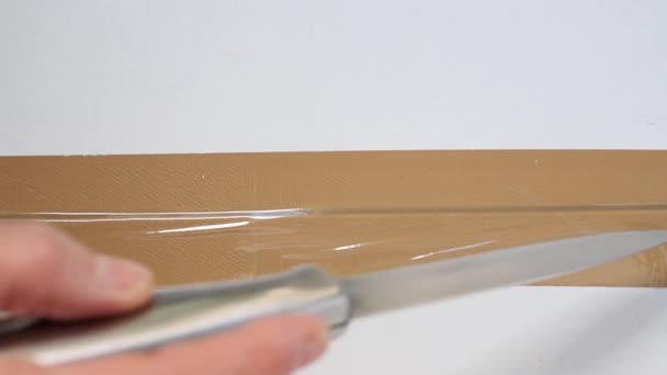 Vágott Ragasztószalag Fehér Kartondobozból Papírkéssel Nyitott Doboz Papírcsomagolással — Stock videók