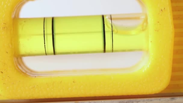 Detail Der Gelben Wasserwaage Gelbe Blase Isoliert Auf Weißem Hintergrund — Stockvideo