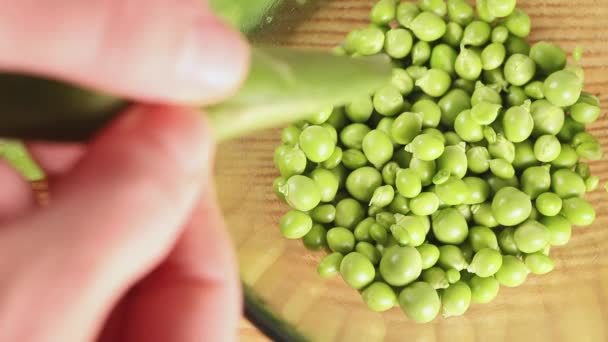 Vrouwelijke Handen Beschietingen Verse Groene Erwten Een Kom Houten Tafel — Stockvideo