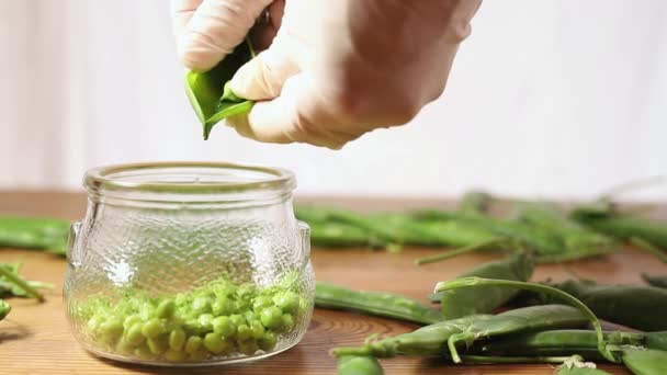 Las Manos Femeninas Bombardean Guisantes Verdes Frescos Tazón Sobre Una — Vídeo de stock