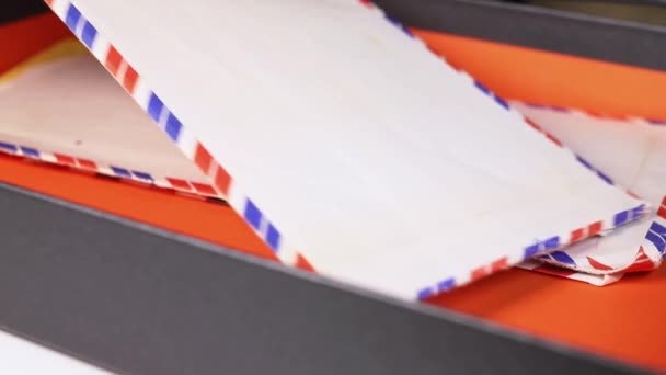 Eski Havayolu Mektuplarını Kara Kutuya Koy Kutunun Kapağını Kapat — Stok video