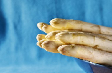 Bir avuç beyaz kuşkonmaz.