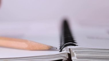 Yüzük defterine kurşun kalemle yazmak, boş zaman ve ofis işi