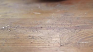 Kırmızı toz bezli temiz ahşap masa, ev temizliği.