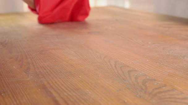 Καθαριότητα Ξύλινο Τραπέζι Κόκκινο Πανί Σκόνης Housecalling — Αρχείο Βίντεο
