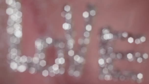 Word Liefde Met Heldere Grijze Glitters Roze Achtergrond Rack Focus — Stockvideo