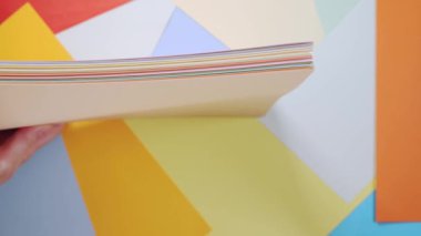 Renkli arkaplan üzerine çok renkli kağıt parçalarını karıştırmak 