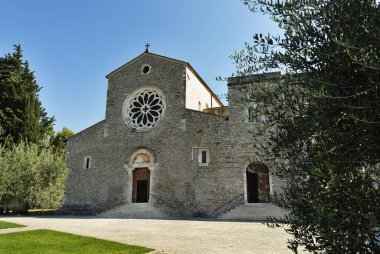 Papaz Valvisciolo Manastırı, Sermoneta yakınlarındaki, güzel gül pencereli kilisenin ön cephesi.