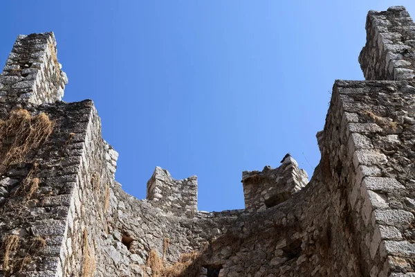 イタリアのSermonetaの防衛タワー いくつかのアクセスドアを持つ中世の城壁の村 — ストック写真