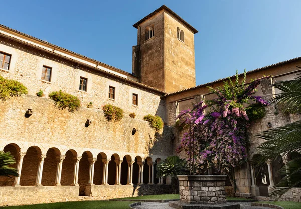 Cistercian Valvisciolo Abbey Sermoneta Part Medieval Cloister Well Purple Bougainville Royalty Free Stock Photos