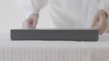 Kadın elleri kara kutudan kapağı çıkarıyor, kutlama etkinliği