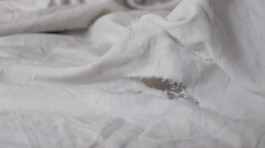 Tamir etmeden önce yıpranmış beyaz kumaşı incele ya da artık kullanma.