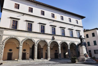 Foiano della chiana 'daki Cavour Meydanı. Arezzo, Tuscany yakınlarındaki küçük bir kasaba. 16. yüzyıl sarayı.