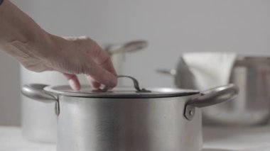 Kahverengi ahşap oda kapısı, otel ya da evin iç kapısı.