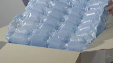 Karton kutuları açıp mavi hava yastıklarını çıkarınca hediye kutusunu buldum. Nakliye paketlerinde kullanılan koruyucu malzeme.