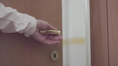 Kahverengi ahşap oda kapısı, otel ya da evin iç kapısı.