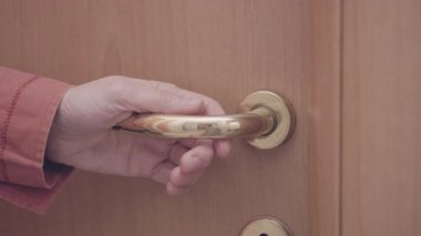 Kahverengi ahşap oda kapısı, otel ya da evin iç kapısı.