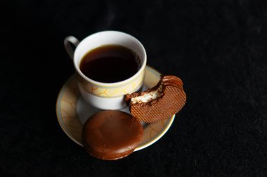 Kahve ve çikolatalı bisküvi.