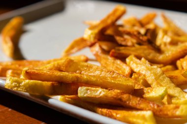 Masaüstünde çeşitli lezzetli yemekler sunuluyor.