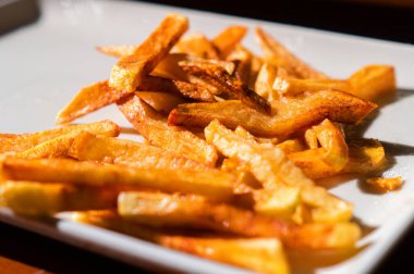 Masaüstünde çeşitli lezzetli yemekler sunuluyor.