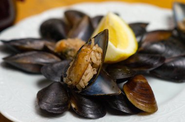 Lezzetli bir deniz ürünü olan midyeler servis edilmeye hazır..