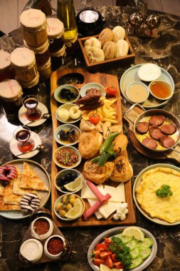 Nefis, lezzetli yiyecek içecekleri servis etmeye hazır.