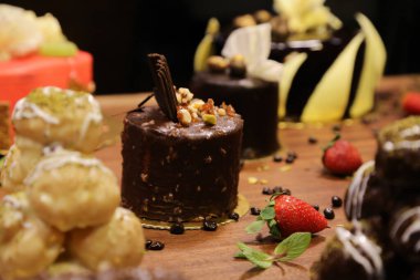 Nefis, lezzetli yiyecek içecekleri servis etmeye hazır.