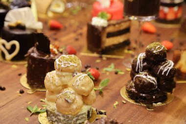 Nefis, lezzetli yiyecek içecekleri servis etmeye hazır.