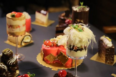 Nefis, lezzetli yiyecek içecekleri servis etmeye hazır.