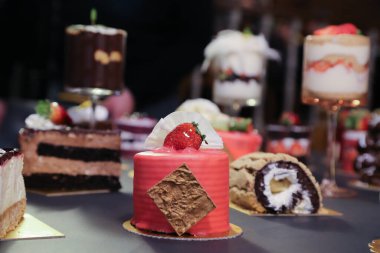 Nefis, lezzetli yiyecek içecekleri servis etmeye hazır.