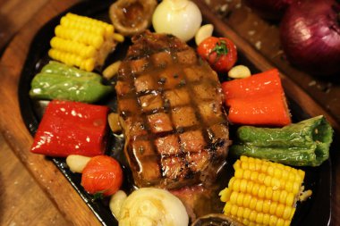 Nefis, lezzetli yiyecek içecekleri servis etmeye hazır.