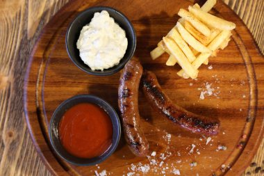 Lezzetli sebzelerden salata ve yemek servis etmeye hazır.