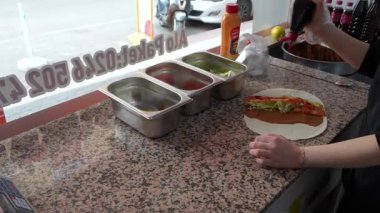 Geleneksel i Kfte Dizlerinin Üzerinde Kadın Mutfakta