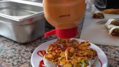 Geleneksel i Kfte Dizlerinin Üzerinde Kadın Mutfakta