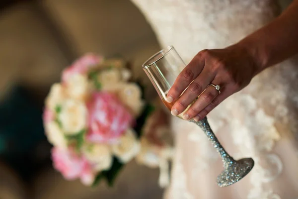 Mariée et bouquet — Photo