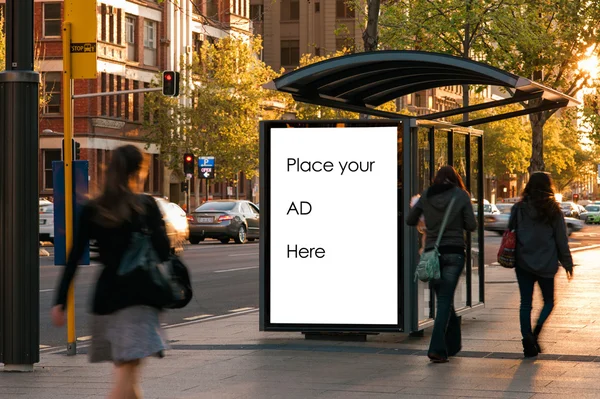 Refugio de autobús publicidad al aire libre en blanco — Foto de Stock