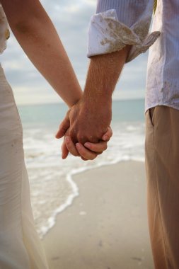 El ele tutuşan çift