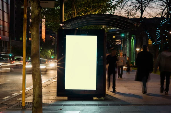 Refugio de autobús publicidad al aire libre — Foto de Stock