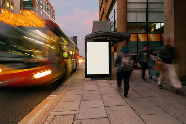 Abrigo de ônibus publicidade ao ar livre — Fotografia de Stock