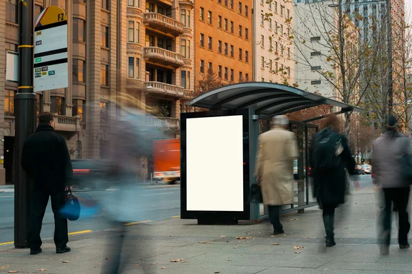 Refugio de autobús publicidad al aire libre — Foto de Stock