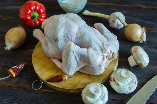 Rå kyckling liggande på skärbräda — Stockfoto