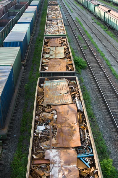 Züge mit Industriegütern stehen auf den Schienen — Stockfoto