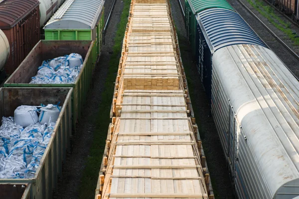 Trens com bens industriais estão nos trilhos — Fotografia de Stock