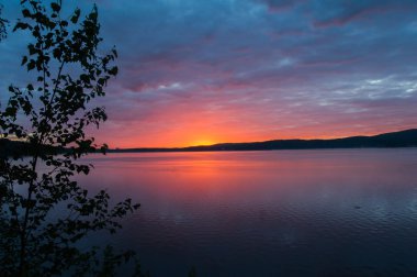 Orman Gölü kıyısında parlak gündoğumu