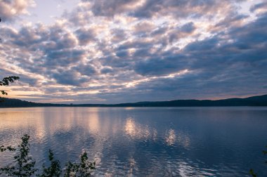 Orman Gölü kıyısında parlak gündoğumu
